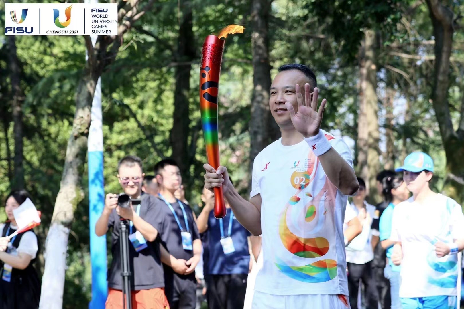 【企业新闻】喜迎大运盛会|尊龙人生就是博中国区药业工会主席林泽虹参与成都大运会火炬传递